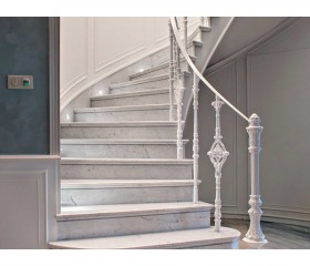 Лестница из мрамора Bianco Carrara